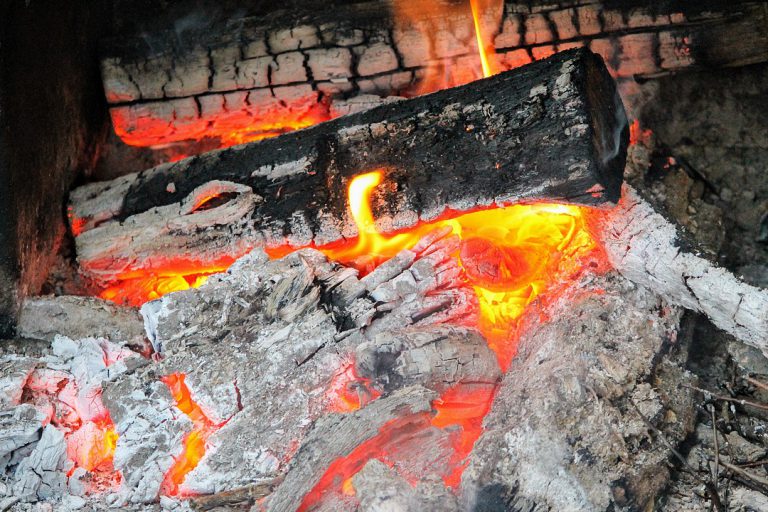 Les cendres de bois : comment les utiliser pour faire sa lessive ?