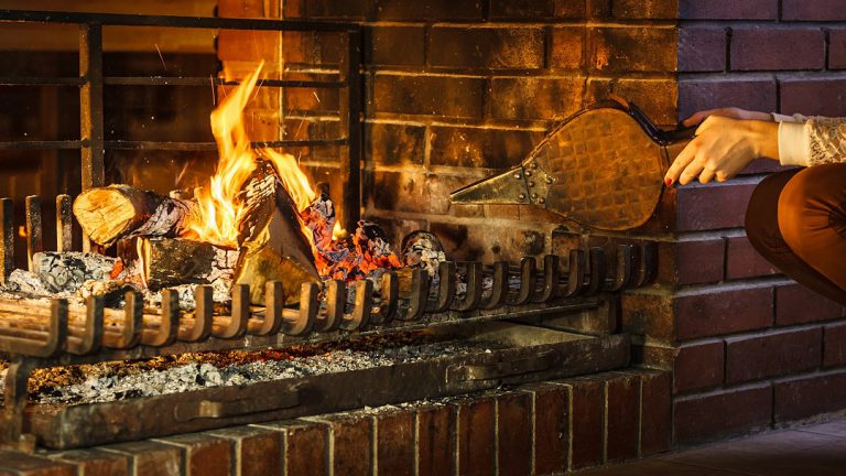 Le soufflet de cheminée : idéal pour entretenir votre feu